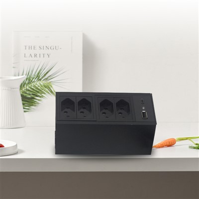 Piestipriniet uz galda strāvas sloksnes