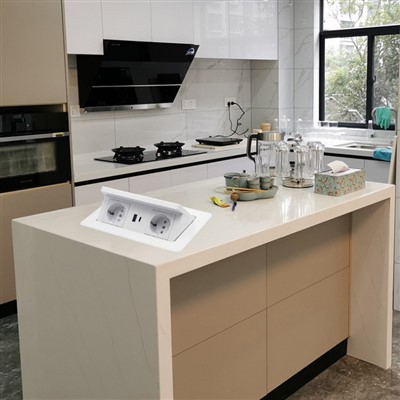 Uznirstošā ligzda ar bezvadu lādētāju